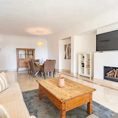 Frontline Marina Living 3-bed Waterfront Retreat *